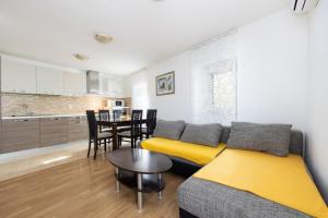 Seaside holiday house Kastel Sucurac, Kastela - 19241