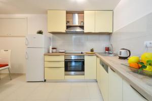 Seaside house for families with children Zavalatica, Korcula - 19045