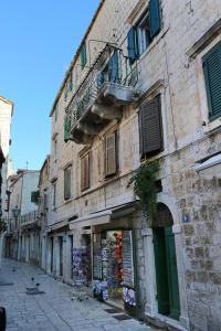 Apartments with parking space Omis - 19051