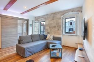 Apartments with parking space Omis - 19051