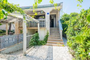 Apartments by the sea Vir - Kozjak, Vir - 19094