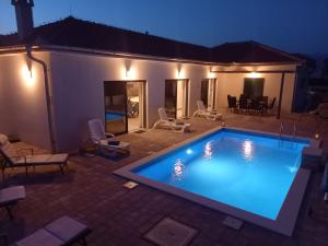 Luxury villa with a swimming pool Vrsi - Mulo, Zadar - 19093
