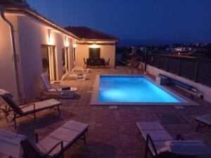 Luxury villa with a swimming pool Vrsi - Mulo, Zadar - 19093
