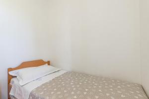 Apartments with parking space Postira, Brac - 19107