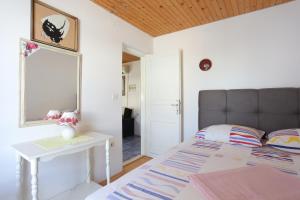 Family friendly seaside apartments Sevid, Trogir - 19105