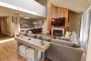 SB206 Snowbridge 2Br 2Ba condo