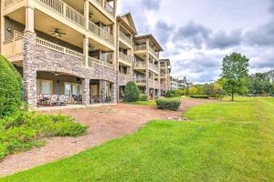Lakefront Condo with Community Pool and Boat Dock