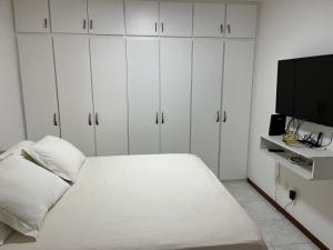 Casa beira mar cond fechado farol Itapuã