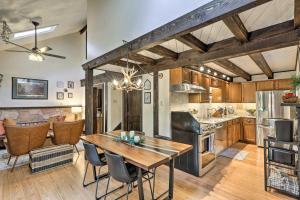 Woodsy Flagstaff Hideaway with Deck and Sunroom! - 3hvězdičkové hotely ve městě Mountainaire