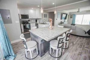Beachfront Retreat! 3 Steps to WALKOVER!