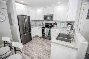 Beachfront Retreat! 3 Steps to WALKOVER!