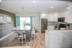 Beachfront Retreat! 3 Steps to WALKOVER!
