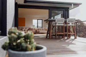 Luxury Coastal Retreat - Short Stroll to St Helens - Gladstone