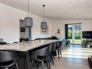Luxury Lakeside Retreat with Spa-By Traum