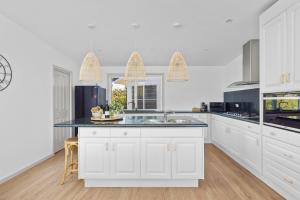 Seascape Retreat - Magnificent 5 Bedroom Home