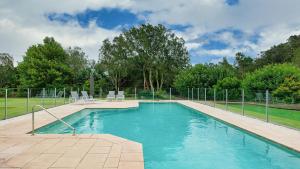 Coast and Country Estate - 15m Heated Pool and Minutes to Beach