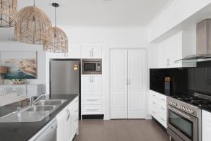 Coast and Country Estate - 15m Heated Pool and Minutes to Beach