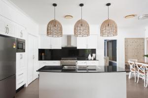 Coast and Country Estate - 15m Heated Pool and Minutes to Beach