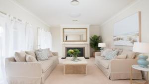 Coast and Country Estate - 15m Heated Pool and Minutes to Beach