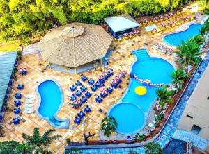 Flat Golden Dolphin Grand Hotel - Quarto e Sala Com Roupa de Cama e Banho - Piscinas 24h