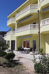 Apartments with a parking space Makarska - 19009