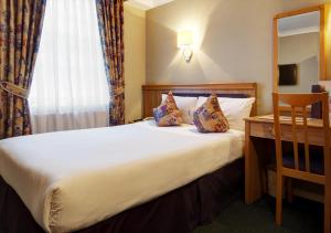 Classic Twin Room room in Berjaya Eden Park London Hotel