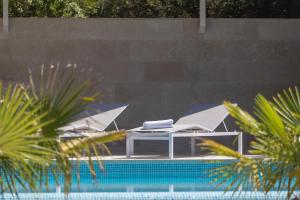 Apartments with a swimming pool Brela, Makarska - 19345