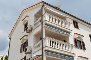 Apartments with a parking space Malinska, Krk - 19280