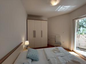 Apartments by the sea Malinska, Krk - 19286