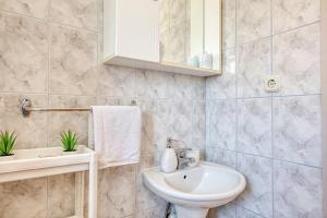 Apartments by the sea Rogoznica - 19367