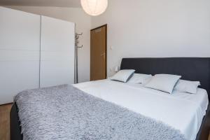 Apartments with parking space Vir - 19466