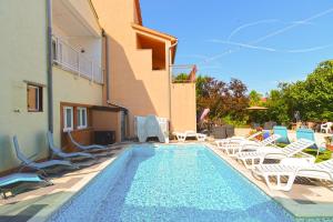 Family friendly apartments with a swimming pool Fazana - 19596