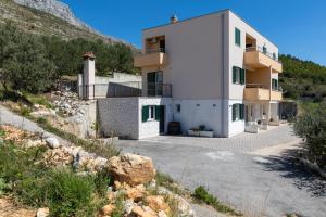 Apartments with a parking space Dugi Rat Omis  19516