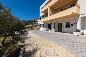 Apartments with a parking space Dugi Rat, Omis - 19516