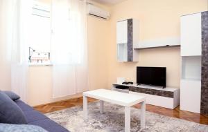 Family friendly house with a swimming pool Sukosan, Zadar - 19564