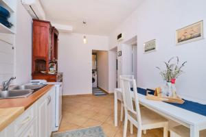 Apartments with a parking space Mali Losinj Losinj 19487