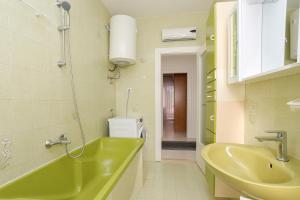 Apartments with parking space Podstrana, Split - 19638