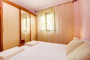 Apartments with a parking space Mali Losinj, Losinj - 19646