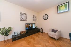 Apartments with parking space Makarska - 19637