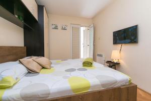 Apartments with parking space Makarska - 19637