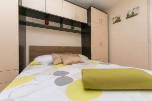 Apartments with parking space Makarska - 19637