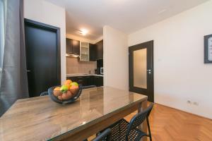 Apartments with parking space Makarska - 19637