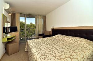 Twin Room with Park View room in Hotel Nona
