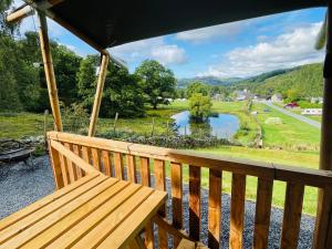 Mountain View Safari Tent with Hot Tub in The Heart of Snowdonia