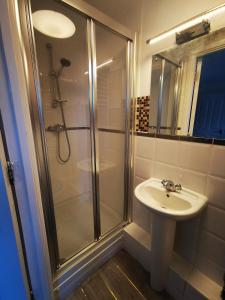 London 2 double bedrooms 2 Bathrooms Holiday Home - Parking SKYSPORTS, NETFLIX - 2 - 3 minutes walk to the Train station - 19min to London Liverpool Street fast Internet GROUND FLOOR 100s of shops restaurants bakeries 24-hour ASDA superstore, Major h