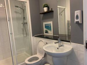 Modern 2 bedroom flat with free parking in Cambuslang, Glasgow