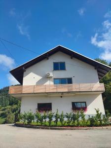 Apartments and rooms pri Bašlju