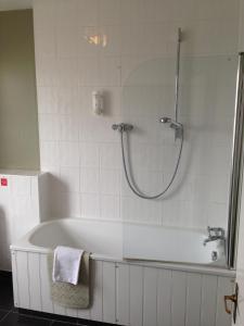 Standard Twin Room room in The Broadway Hotel