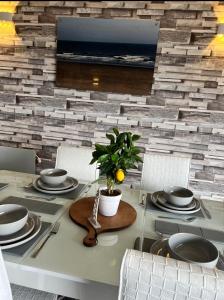 Sea View Lavish Apartment SKY TV Whirlpool Bath HUGE Balcony NEWLY REFURBISHED