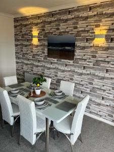 Sea View Lavish Apartment SKY TV Whirlpool Bath HUGE Balcony NEWLY REFURBISHED